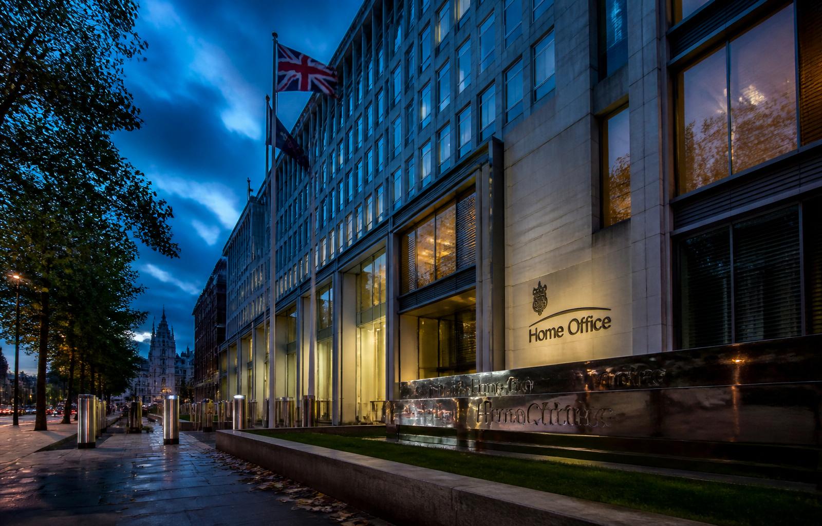 UK Home Office AI Asistanı — İngiltere iltica ve göç prosedürleri için sesli yapay zekâ